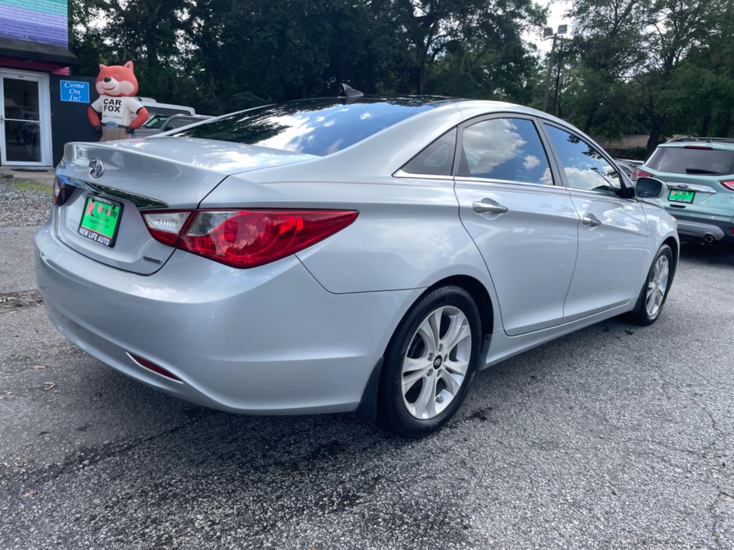 2013 SILVER HYUNDAI SONATA SE (5NPEC4AC6DH) with an 2.4L engine, Automatic transmission, located at 5103 Dorchester Rd., Charleston, SC, 29418-5607, (843) 767-1122, 36.245171, -115.228050 - Clean Interior with Leather, Double Sunroof, Navigation, Backup Camera, CD/AUX/Sat/Bluetooth, Dual Climate Control, Power Everything (windows, locks, seats, mirrors), Heated Seats, Push Button Start, Keyless Entry, Alloy Wheels. Local Trade-in!! Located at New Life Auto Sales! 2023 WINNER for Post - Photo#6